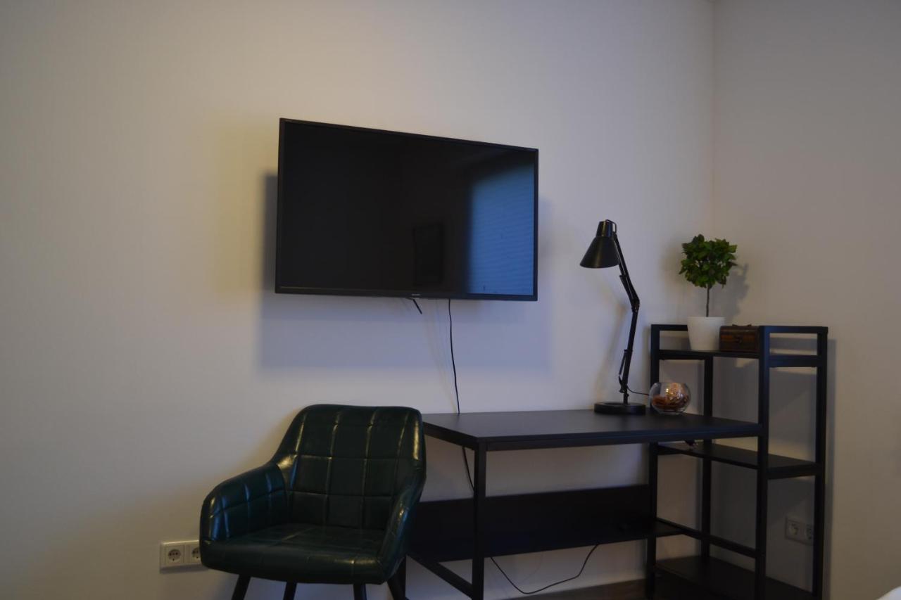 Mit Terrasse Und Eigenem Eingang Apartment *