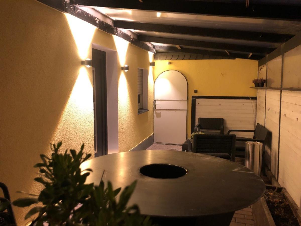 Mit Terrasse Und Eigenem Eingang *